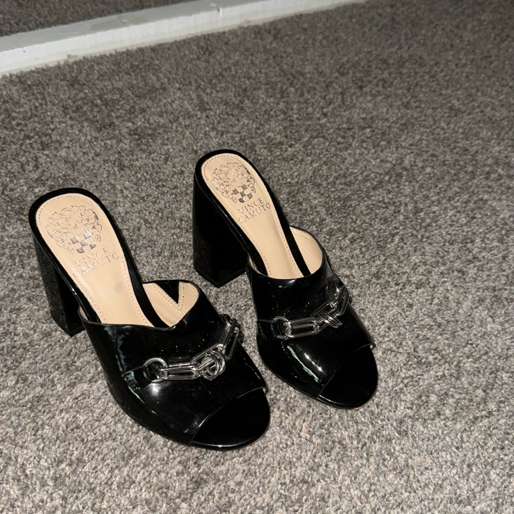 VINCE CAMUTO leather pumps with silver chain. Only worn once!!